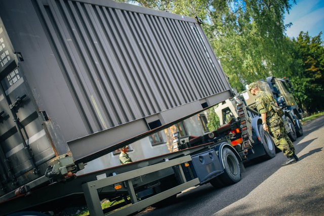 Přesunutí kontejneru z multiliftu na vlek