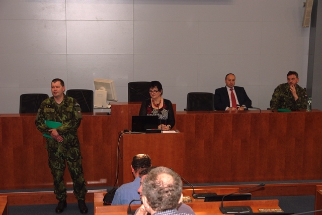 Prezentaci provedl mjr. Tesař - vlevo