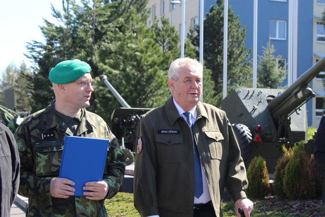 Prezident a zástupce velitele před historickými děly na vlajkovišti pluku