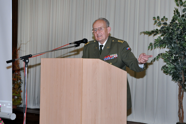 Prezident AVS plukovník v.v. Jan Kříž besedu moderuje