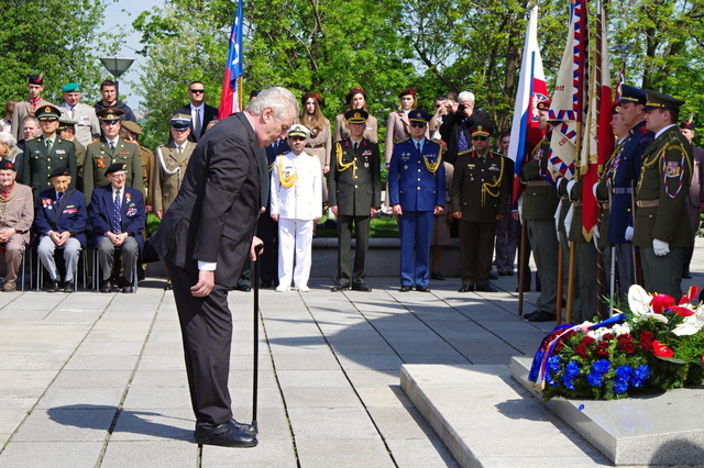 Prezident Miloš Zeman se uklání památce padlých