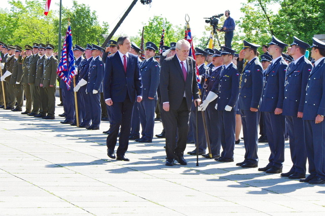 Prezident Miloš Zeman v doprovodu ministra obrany Martina Stropnického