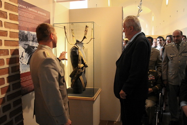 Prezident při prohlídce výstavy