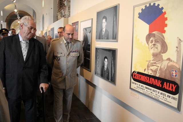 Prezident Zeman v doprovodu ředitele VHÚ Praha plk. Knížka při prohlídce výstavy