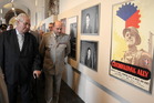 Prezident Zeman v doprovodu ředitele VHÚ Praha plk. Knížka při prohlídce výstavy