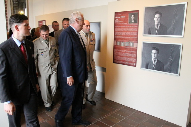 Prezident Zeman si v doprovodu ředitele VHÚ Praha plk. Knížka prohlíží výstavu