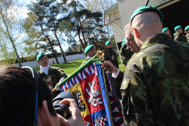 Prezident připíná pamětní stuhu na bojový prapor