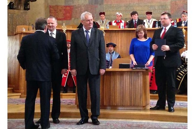 Prezident republiky s ministrem školství předávají dekrety novým profesorům