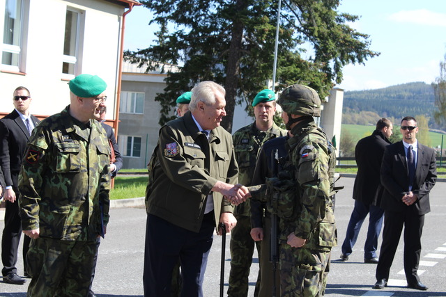 Prezident se pozdravil s příslušníky jineckého pluku.