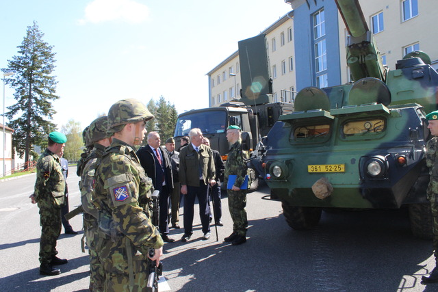 Prezident si prohlédl připravenou techniku
