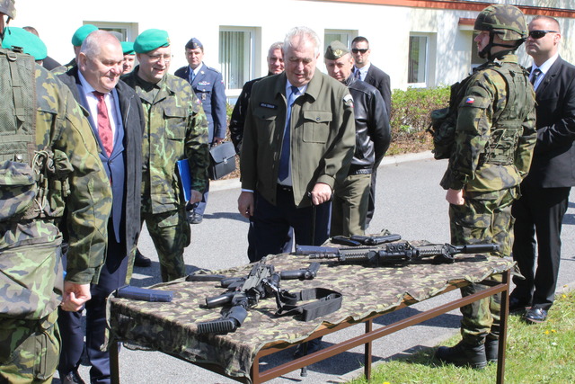 Prezident si prohlédl ruční zbraně, kterými jsou vybaveni příslušníci dělostřelectva