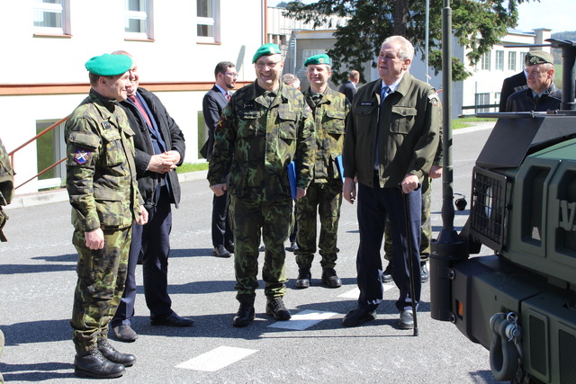 Prezident zahájil návštěvu 13. dělostřeleckého pluku v Jincích