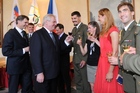 Prezident Zeman a předseda ČOV Kejval si připíjí s medailisty  LOH 2012 - kanoisty, Hejnovou, Knapkovou, Svobodou