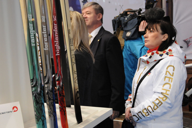 Prezidentova manželka si prohlédla vystavené předměty