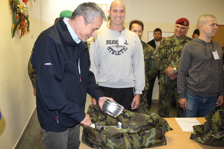 Při prohlídce vybavení rekruta