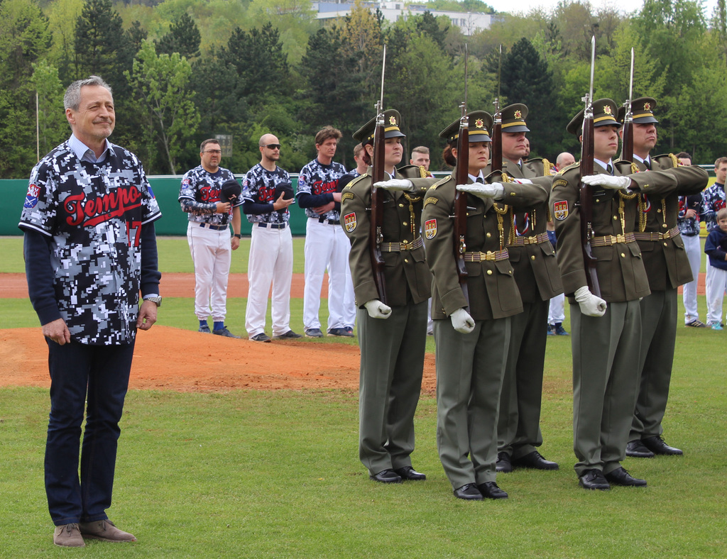 Při slavnostním zahájení zazněla česká hymna A
