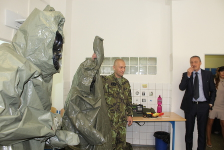 Při soutěži v rychlosti oblékání protichemického obleku