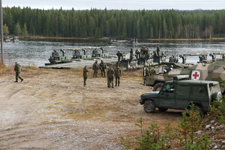 Při zdolávání řeky nechyběl ani záchranný obojživelník