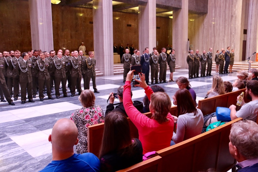 Příbuzní si fotí své hrdiny