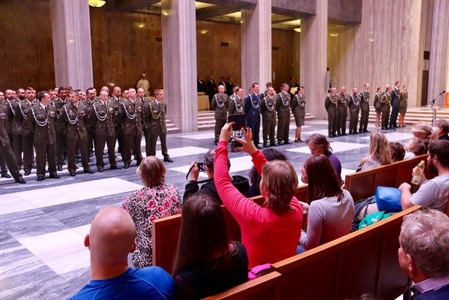 Příbuzní si fotí své hrdiny