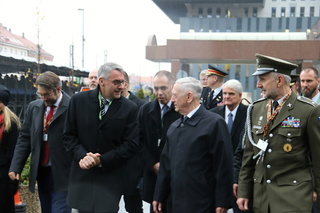 Příchod ministrů Metnara a Mattise na zahájení Přehlídky 2018