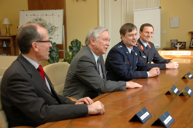 Přijetí představitelů organizace NAPMO zleva gen.L. Leinhos G.Mace gen. S.Schmid