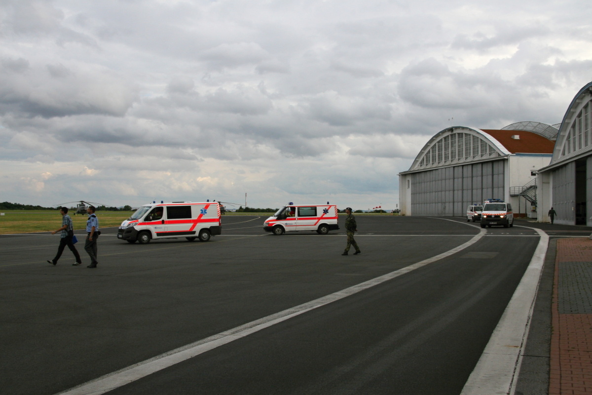 Příjezd sanitních vozů