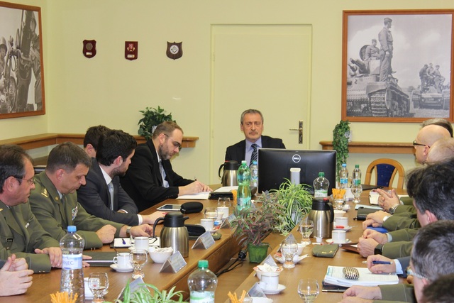 Z návštěvy ministra obrany u Agentury logistiky