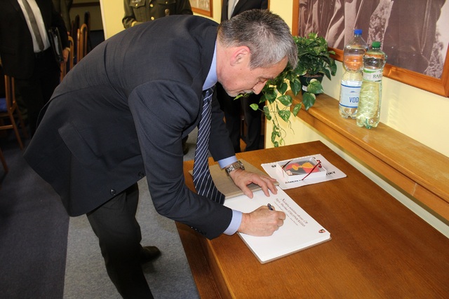 Z návštěvy ministra obrany u Agentury logistiky