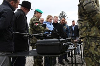 Velitel 7. mechanizované brigády představuje výboru ruční zbraně jednotky