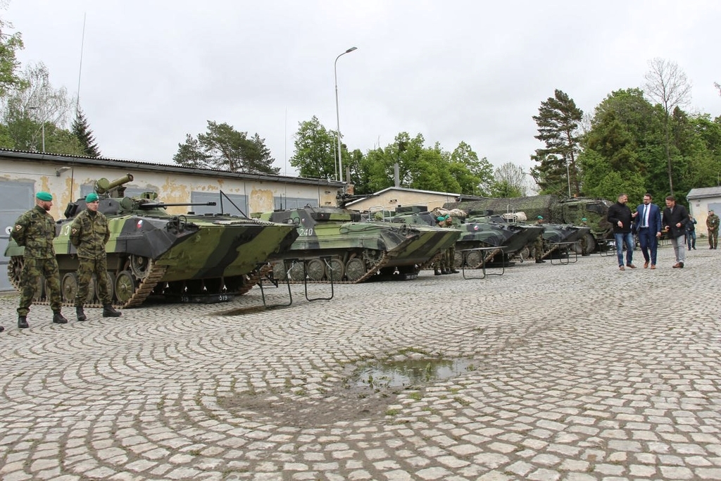 Bojová vozidla pěchoty BVP-2 v několika verzích