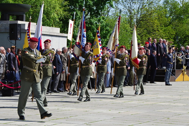 Přinášení praporů