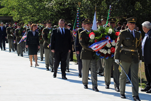 Přinášení věnců