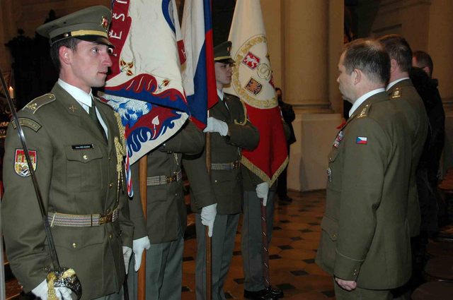 Přinesení historických praporů