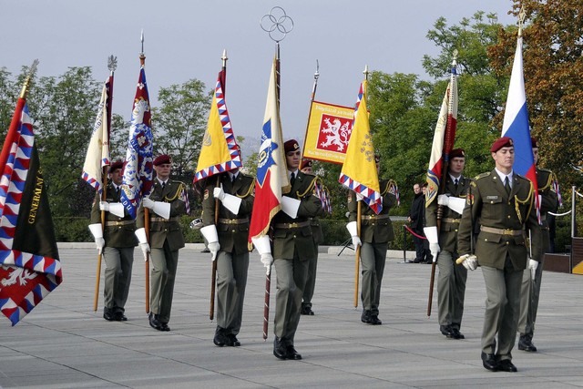 Přinesení historických praporů