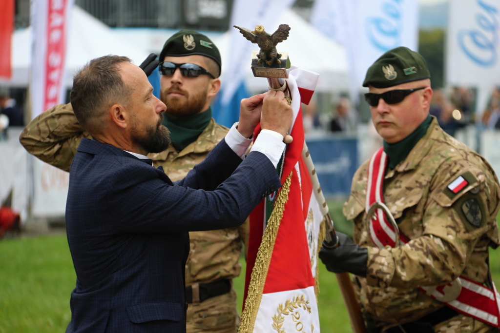 Připnutí stuhy České euroatlantické rady polské jednotce AGAT