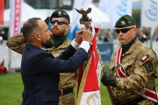 Připnutí stuhy České euroatlantické rady polské jednotce AGAT