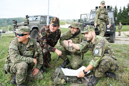 Čeští a slovenští vojáci nacvičovali v Lešti také jednání s civilisty