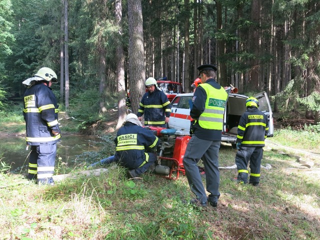 Příprava techniky k zásahu - čerpání požární vody z nádrže