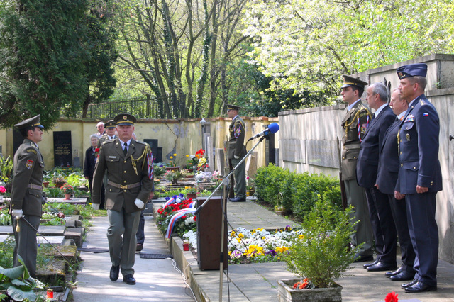 Příslušníci  Čestné stráže AČR během kladení věnců u pomníku v pražských Vokovicích