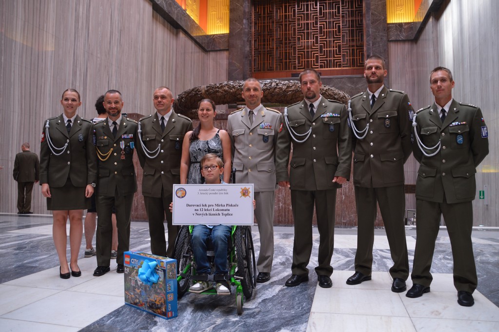 Příslušníci 3. LPT z řad VP a Piskačovi po boku brigádního generála Pavla Kříže