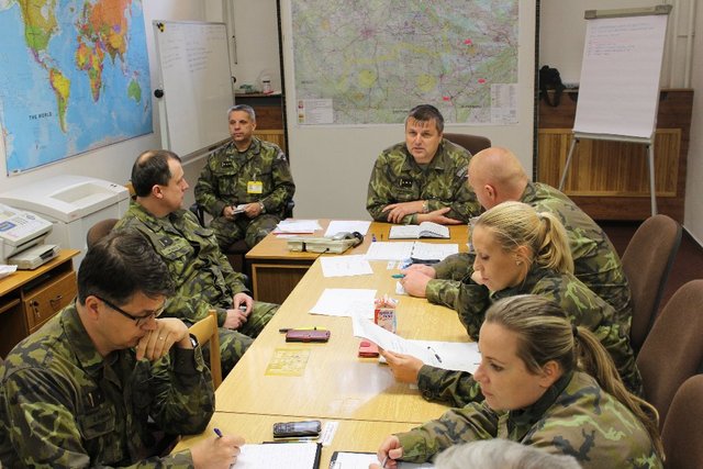 Příslušníci Agentury logistiky při štábním nácviku