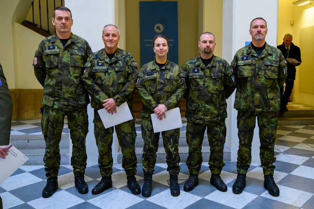 Příslušníci Aktivních záloh VP - absolventi odborného základního kurzu Vojenské policie