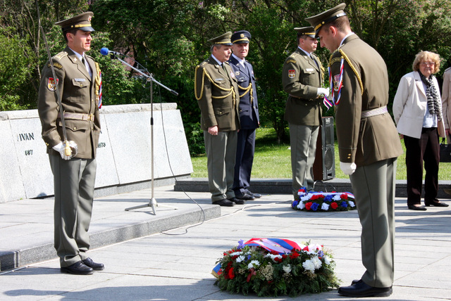 Příslušníci Čestné stráže AČR během pietního aktu na nám. Interbrigády