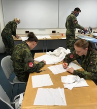 Příslušníci Čestné stráže AČR stříhají a kompletují roušky.