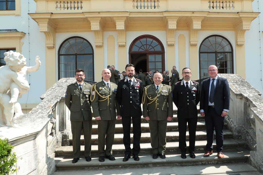 Příslušníci velení NATO Stability Policing Centre of Exellence s panem poslancem Wenzlem a příslušníky Vojenské policie