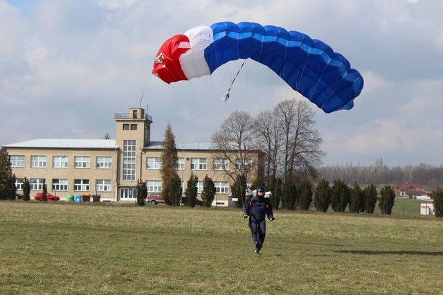 Přistání na křídle je u zkušených instruktorů banalita