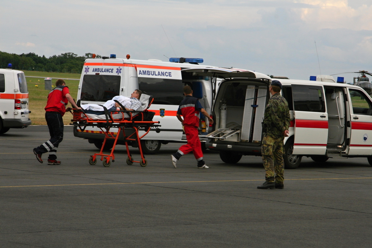 Přistavené sanitní vozy na letištní ploše