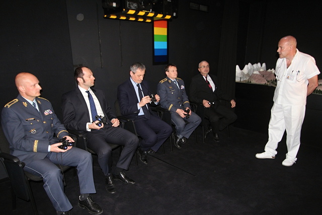 Přítomní hosté si prohlíží simulátor