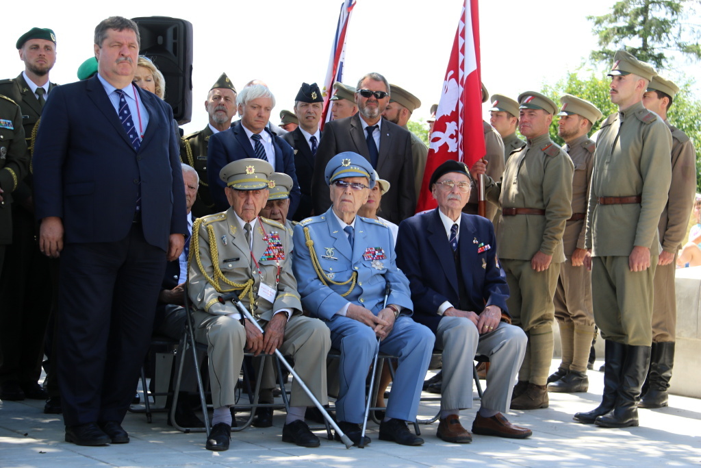 Přítomní druhováleční veteráni a zástupci Československé obce legionářské